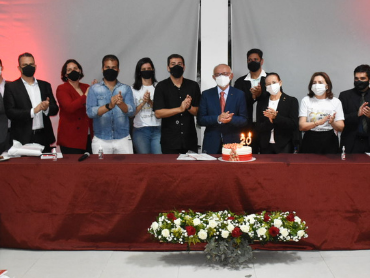 Entregas de certificados aos concluintes do curso “Conhecimentos e Condutas do Profissional de Educação Física na Saúde”; além do lançamento do livro “Educação Física na Promoção da Saúde"